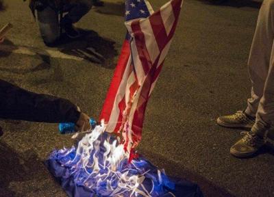معترضان پرچم آمریکا را در مقابل کاخ سفید آتش زدند
