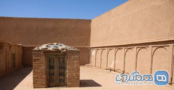 مسجدی تاریخی و نقلی در یزد که تابستان خانه ای روی پشت بام دارد