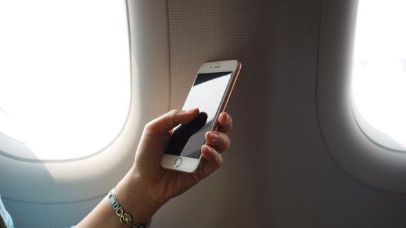اگر تلفن همراهتان را در هواپیما خاموش نکنید چه اتفاقی می افتد؟